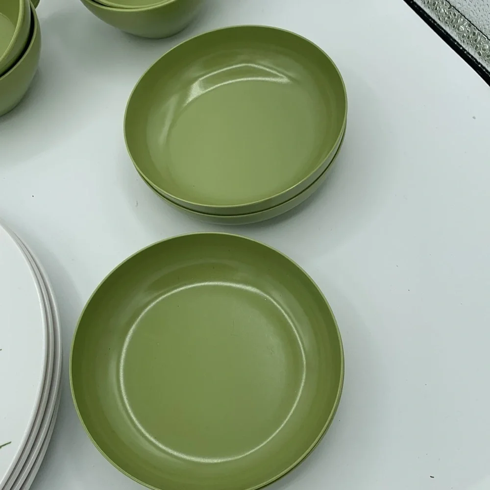 4 piece Melamine setting - great condition. Dorm, boat, first apartment